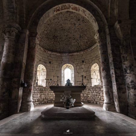 L'église de Veyines à la lumière du jour